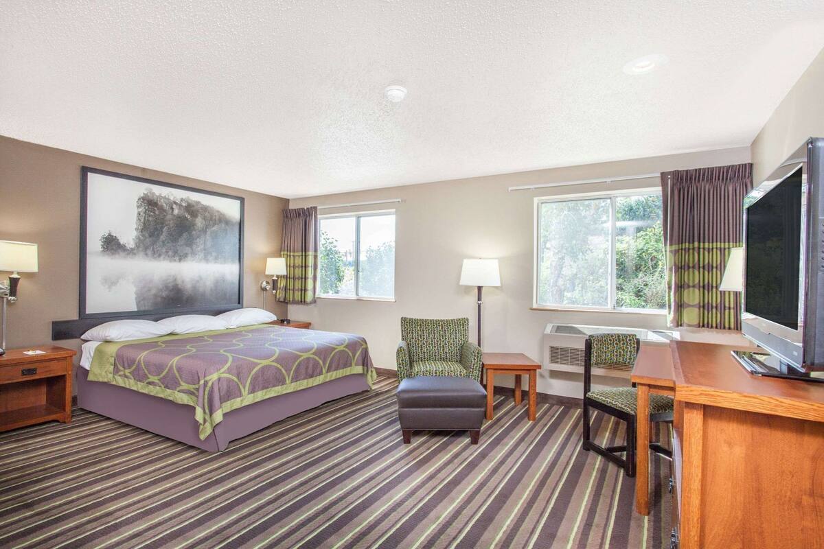 In-room safe, desk, blackout drapes, free cribs/infant beds