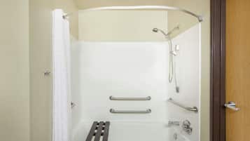 Chambre, 1 grand lit, accessible aux personnes à mobilité réduite, non-fumeur (Mobility) | Salle de bain | Ensemble baignoire-douche, articles de toilette (gratuits)