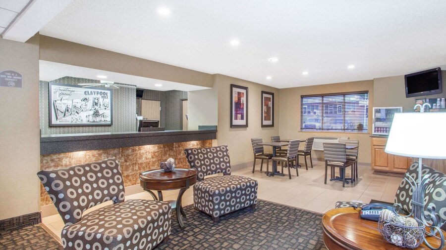 Super 8 by Wyndham Richlands/Claypool Hill Area