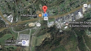 Vue satellite de la zone de Claypool Hill, où l’on peut voir les établissements McDonald’s, Holiday Inn Express & Suites et Lowe’s Home Improvement.