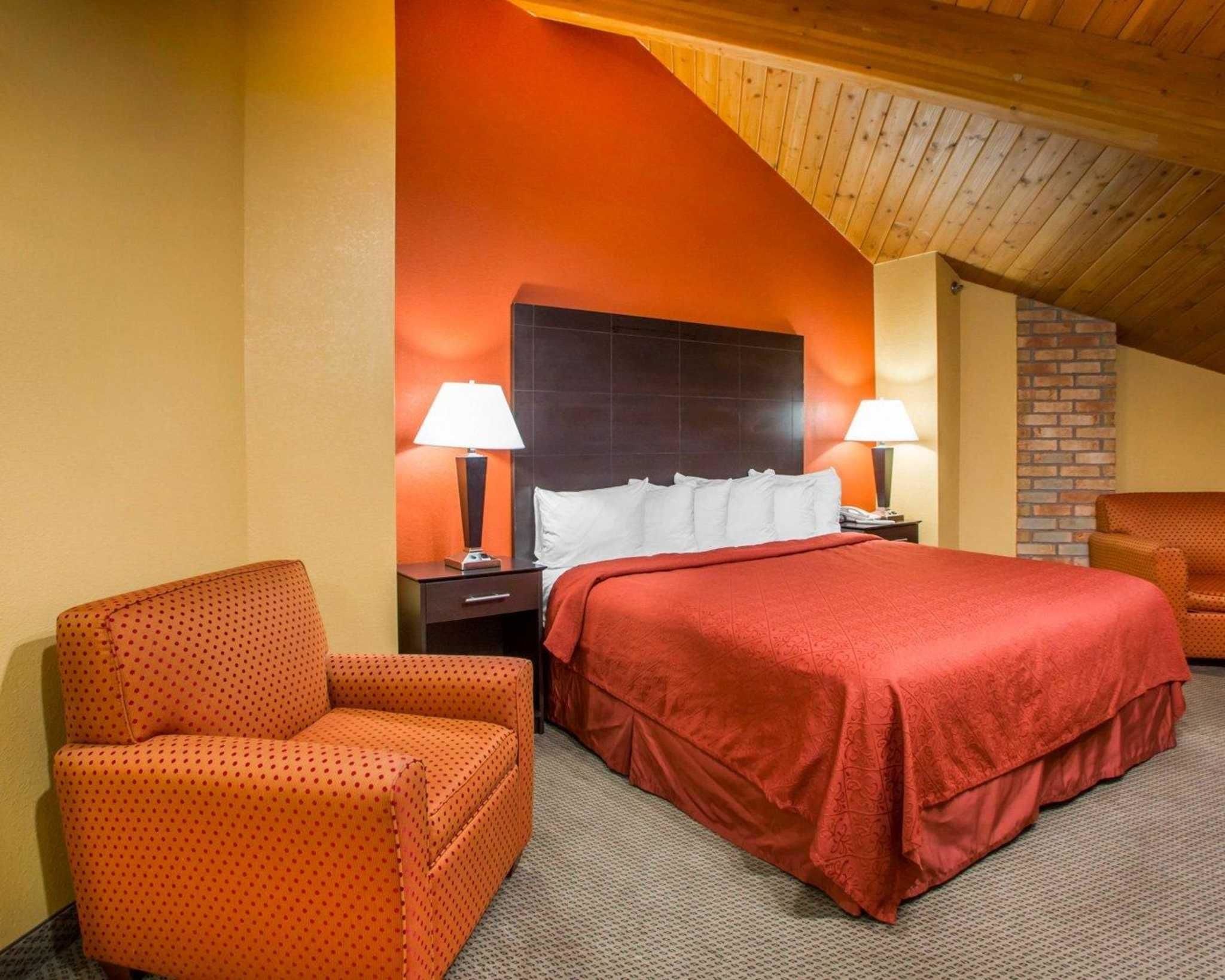 Suite 1 King Non Smoking | Desk, iron/ironing board, rollaway beds, free WiFi