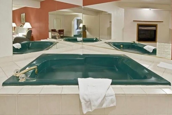 Standard Room, 1 King Bed, Non Smoking, Jetted Tub | Bathroom | Towels