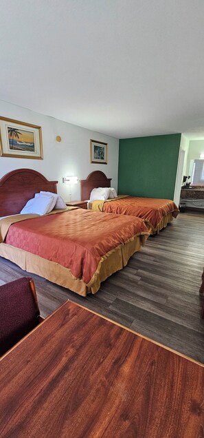 Habitació estàndard, 2 llits de matrimoni, no fumadors | Escriptori, wifi gratuïta, roba de llit i despertador 