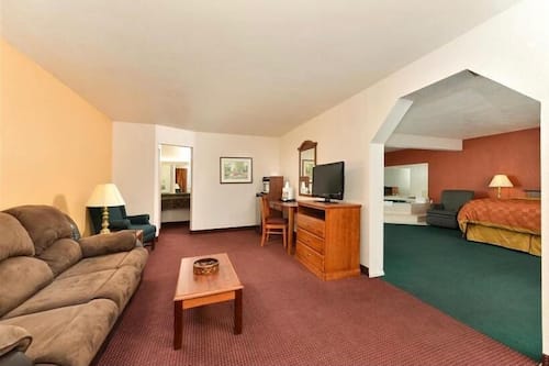 Standard Room, 1 King Bed, Non Smoking, Jetted Tub | Desk, free WiFi, bed sheets, alarm clocks