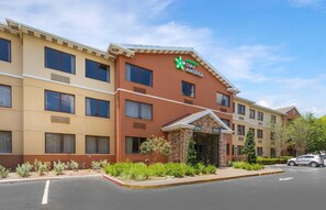 A Stay America hotel with a lobby entrance, multiple windows, and a parking lot. - Extended Stay America Suites Ft Lauderdale Cyp Crk NW 6th Wy (Fort Lauderdale)