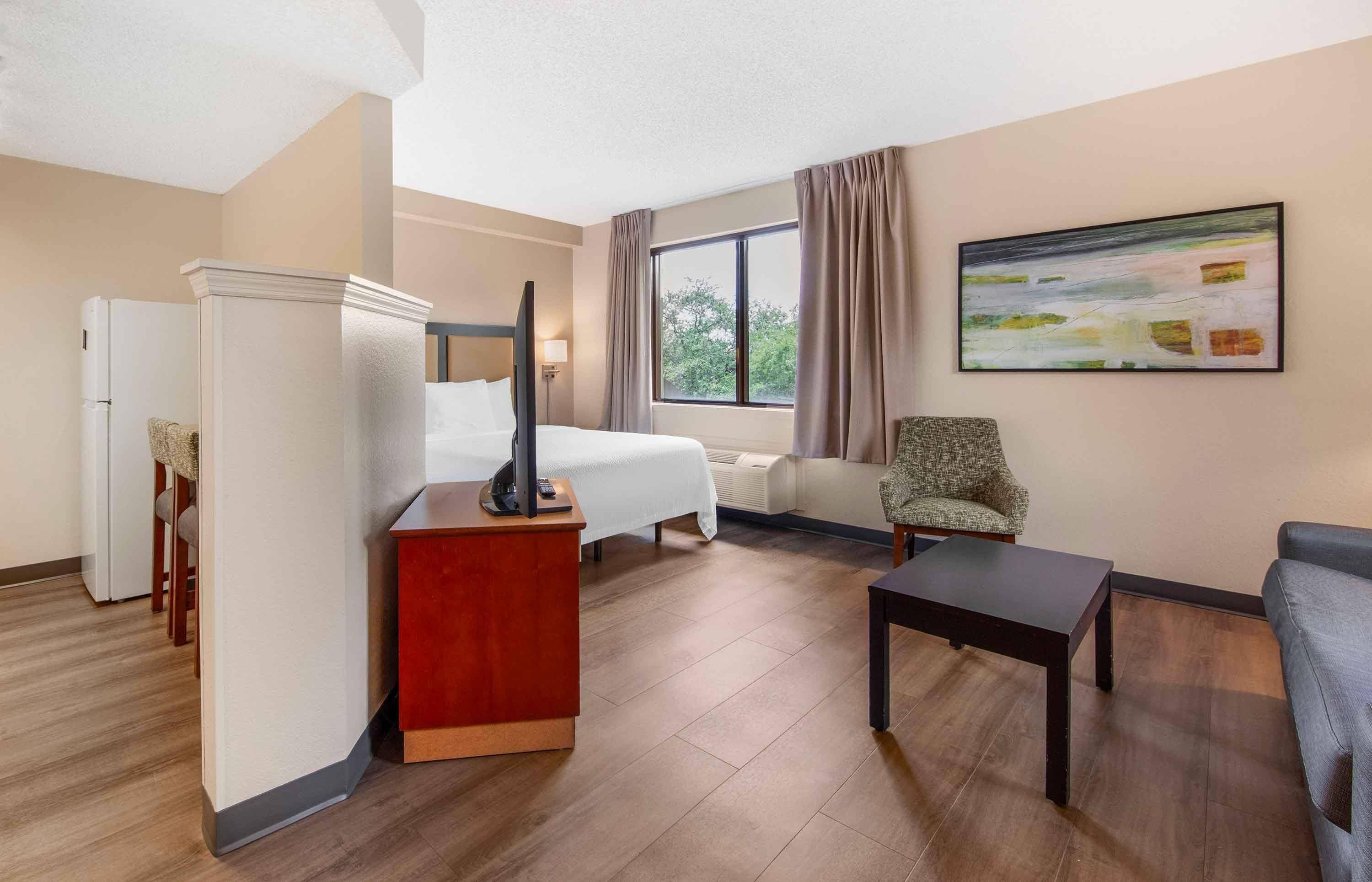Deluxe Studio, 1 Queen Bed with Sofa bed, Non Smoking | Desk, iron/ironing board, free WiFi, bed sheets