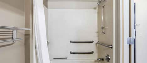 Estudio Deluxe, 1 cama Queen size y sofá cama, con acceso para personas discapacitadas | Baño | Tina con regadera, amenidades de baño gratuitas, secadora de cabello