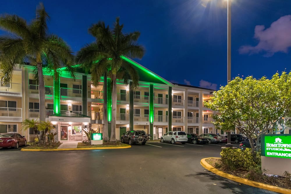 HomeTowne Studios by Red Roof Fort Lauderdale