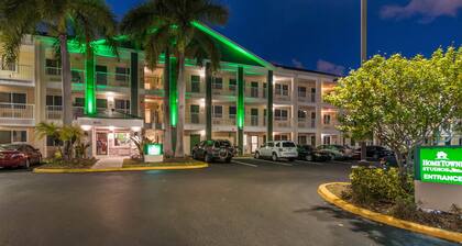 HomeTowne Studios by Red Roof Fort Lauderdale