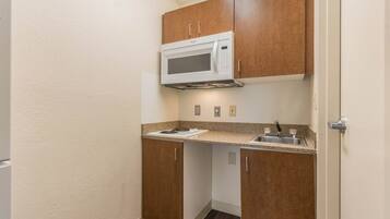 Grand réfrigérateur, micro-ondes, tables à manger