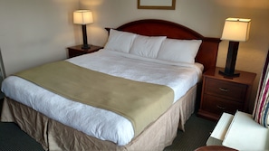 Standard Room, 1 King Bed | Bathroom | Combined shower/tub, free toiletries