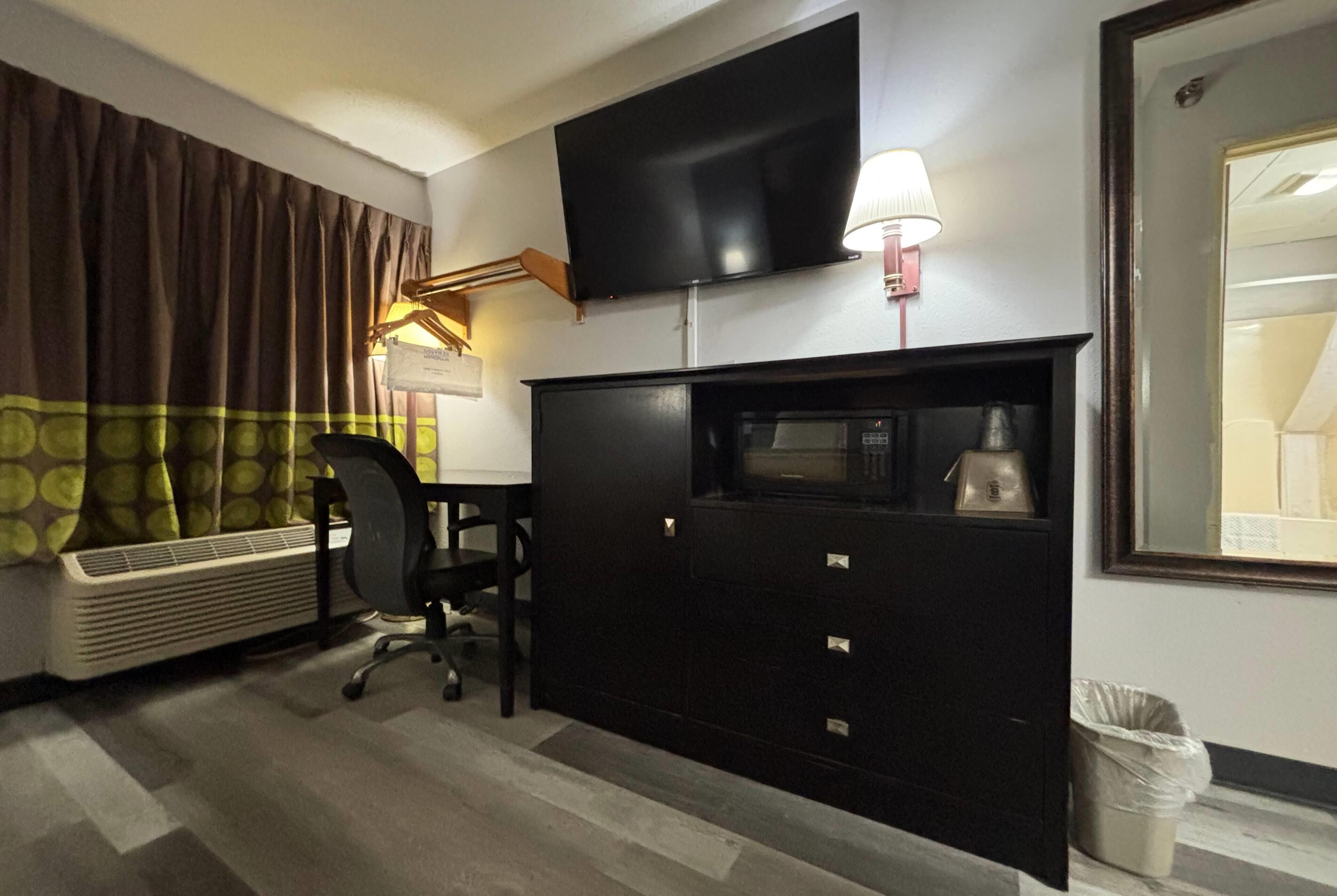 Room, 1 King Bed, Non Smoking | Soundproofing, WiFi, bed sheets, alarm clocks