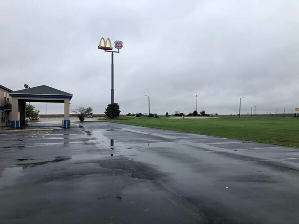 BBQ/picnic Area - Super 8 by Wyndham Chenoa  (Chenoa)