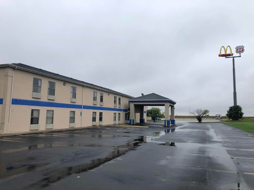 Super 8 by Wyndham Chenoa 