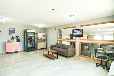 Lobby sitting area. Super 8 by Wyndham McLean/Bloomington SW