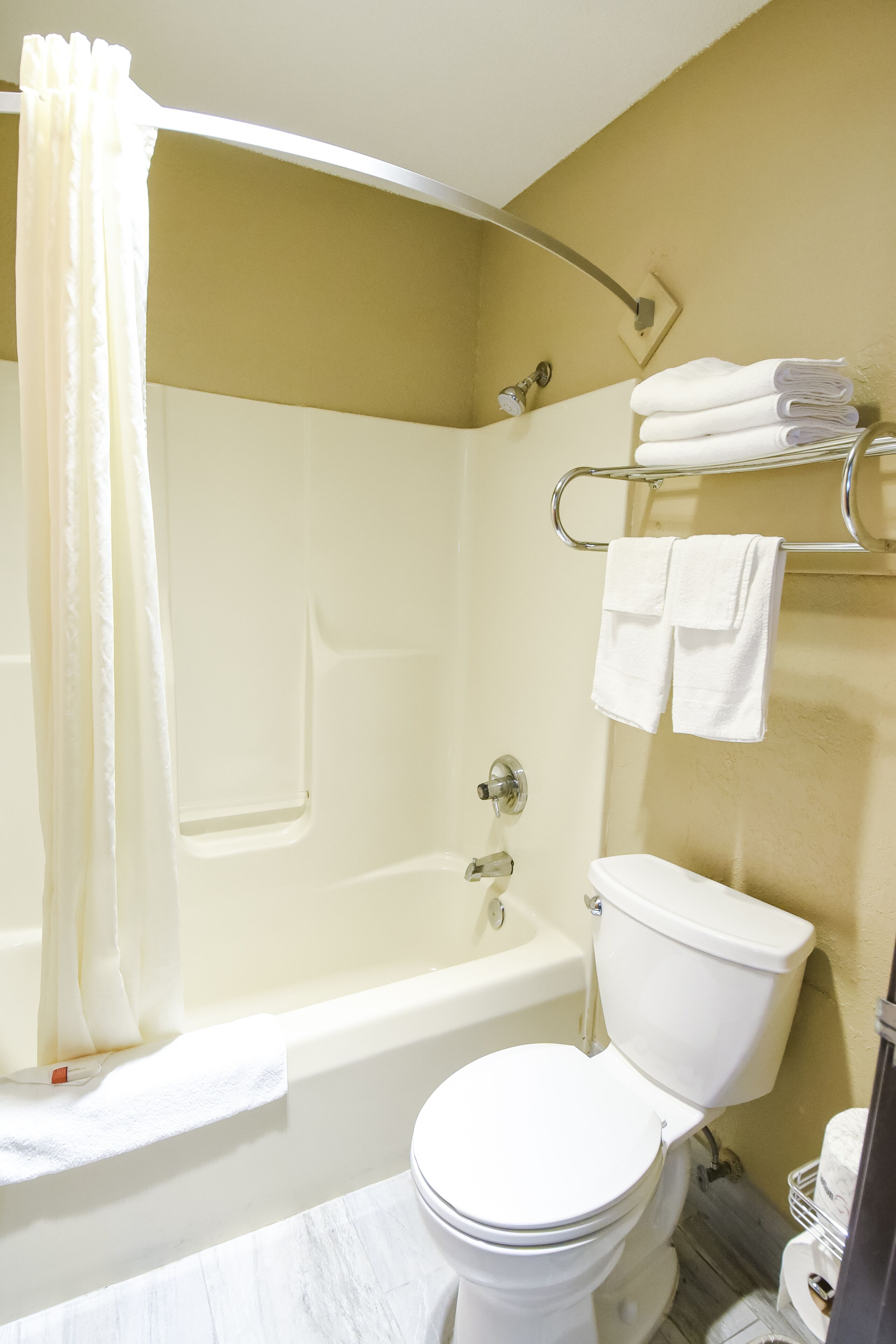Articles de toilette gratuits, sèche-cheveux, serviettes fournies