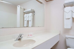 Combinazione doccia/vasca, asciugacapelli, asciugamani, sapone