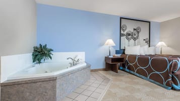 Deluxe Suite, 1 King Bed, Non Smoking | Internet, bed sheets, alarm clocks