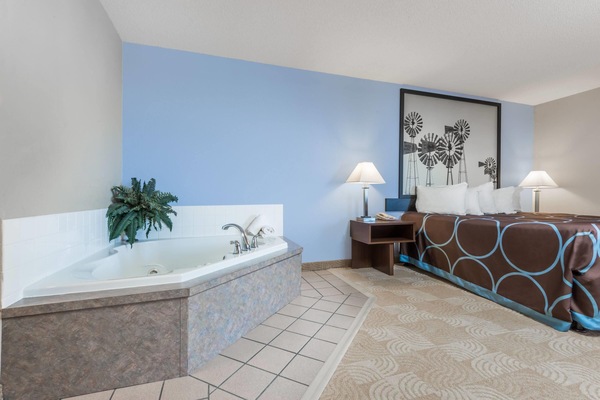 Deluxe Suite, 1 King Bed, Non Smoking | High-speed internet, alarm clocks, bed sheets
