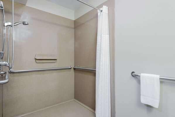 Bathtub, towels - Super 8 by Wyndham Beloit KS (Beloit)