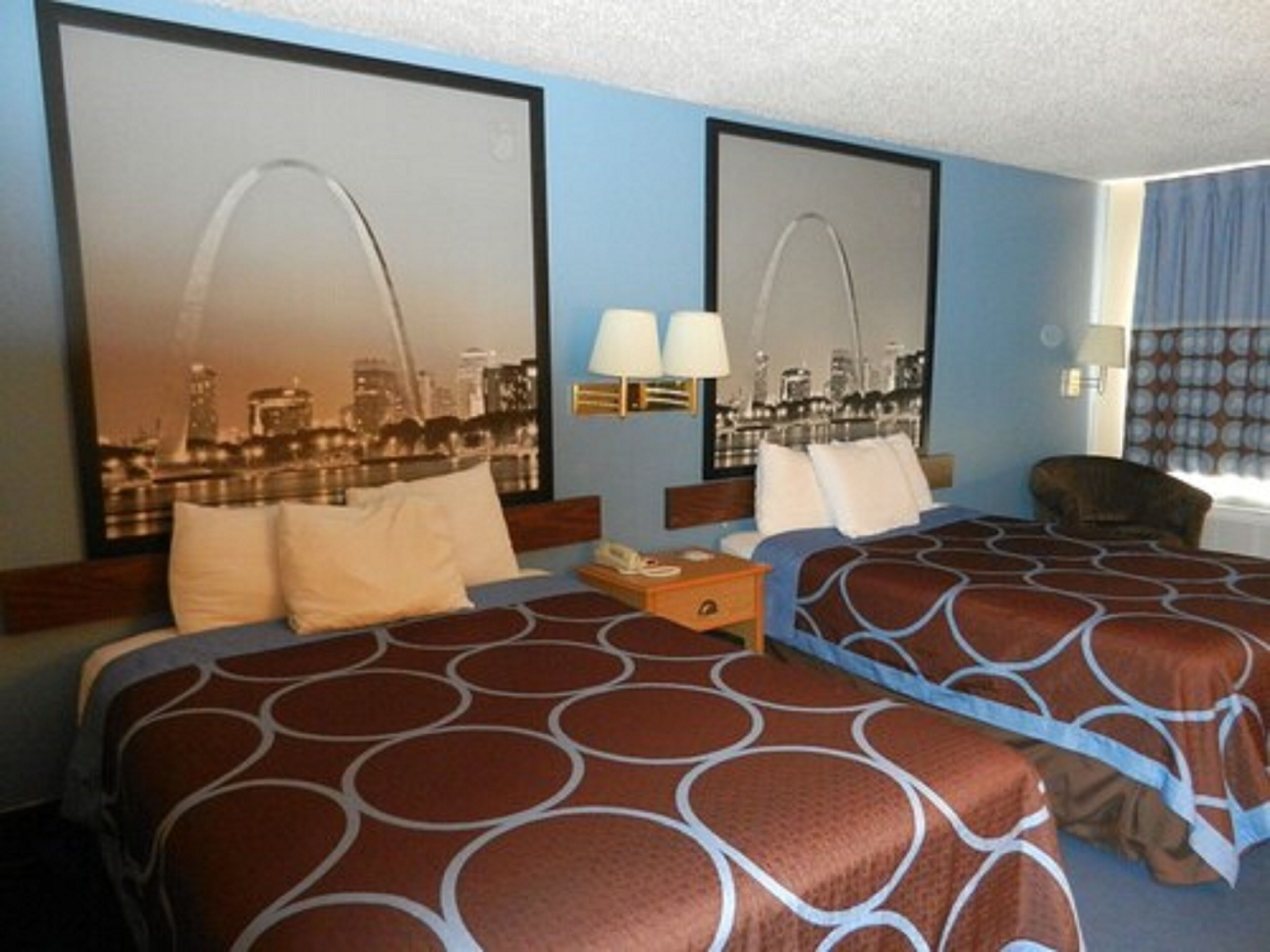 Camera Standard, 2 letti queen | Una cassaforte in camera, una scrivania, tende oscuranti