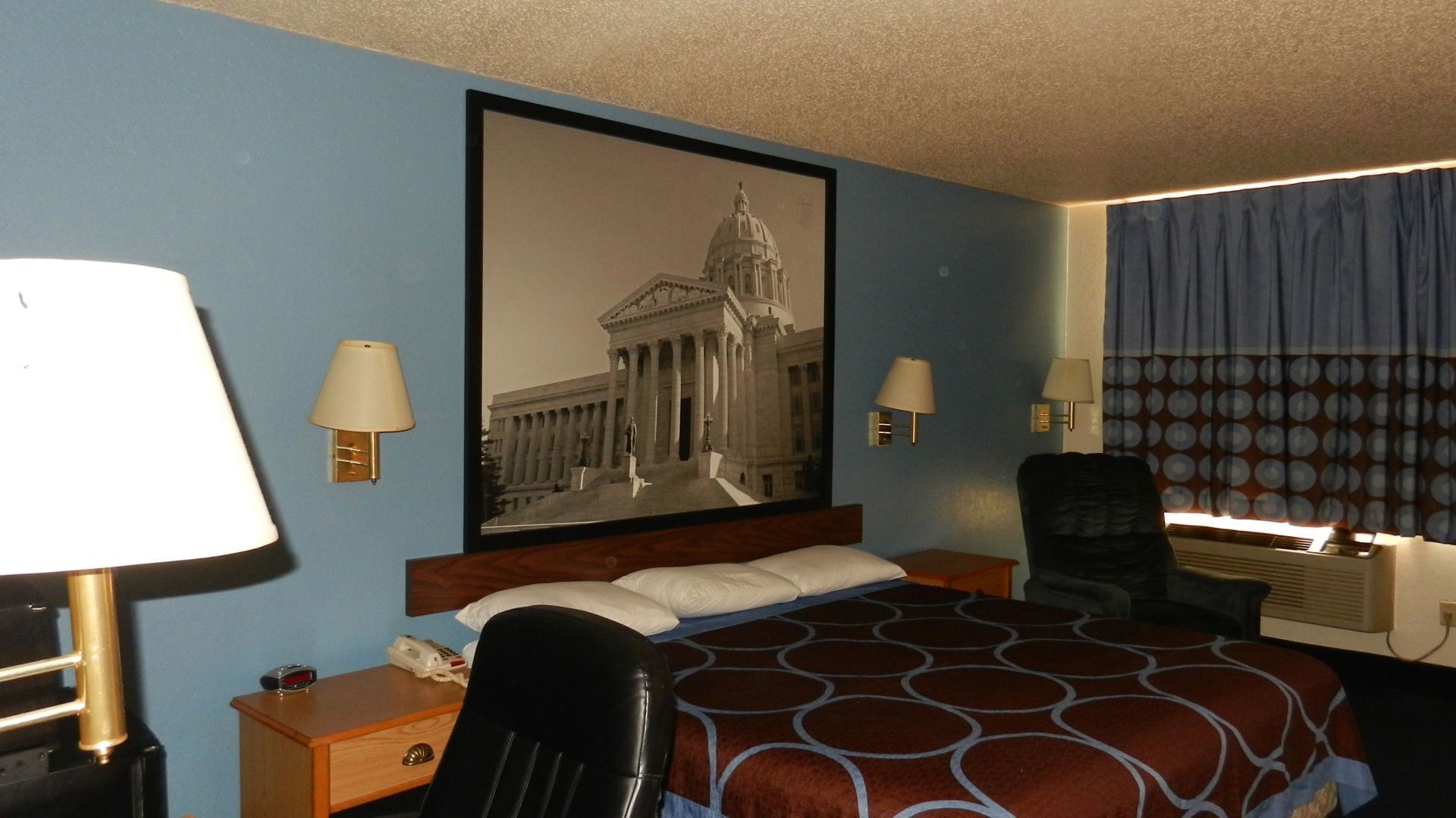 客房内保险箱、办公桌、遮光窗帘、熨斗/熨板