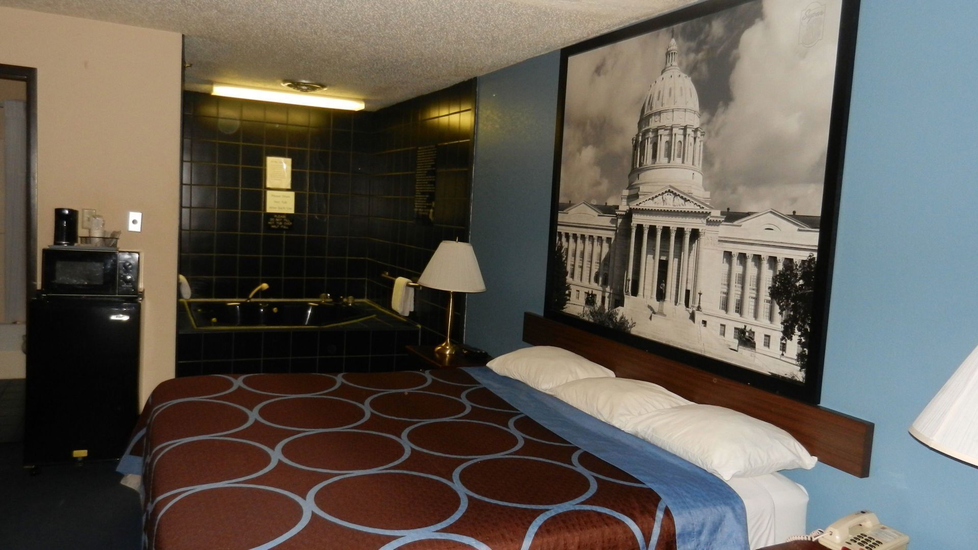 客房内保险箱、办公 桌、遮光窗帘、熨斗/熨板