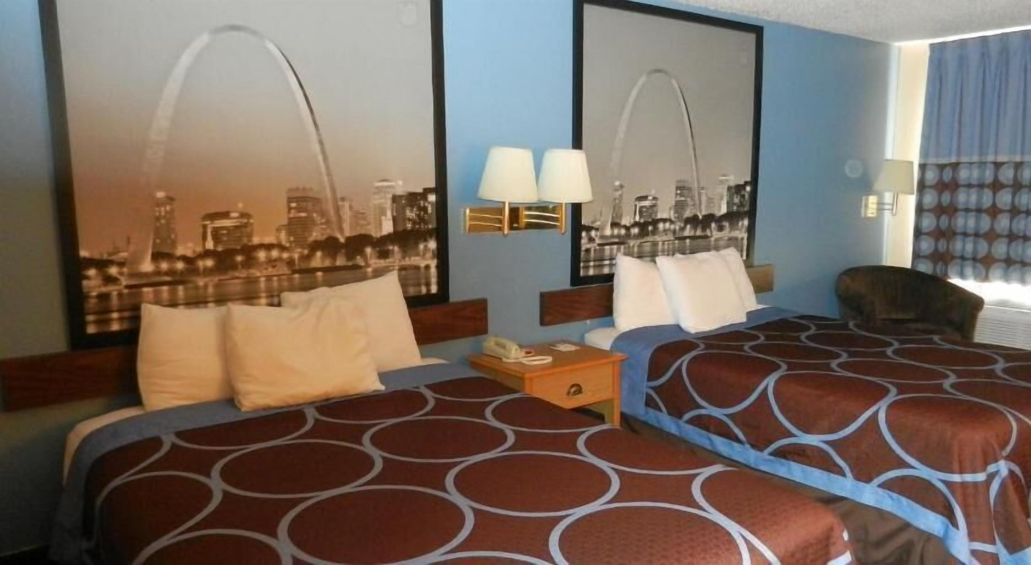 客房内保险箱、办公桌、遮光窗帘、熨斗/熨板