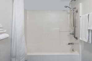 Amenidades de baño gratuitas, secadora de cabello, toallas