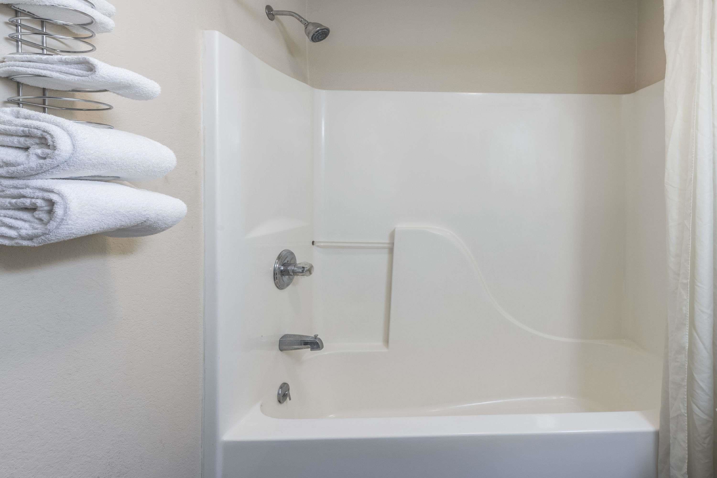 Suite studio, 1 très grand lit, non-fumeur | Salle de bain | Articles de toilette (gratuits), séchoir à cheveux, serviettes fournies