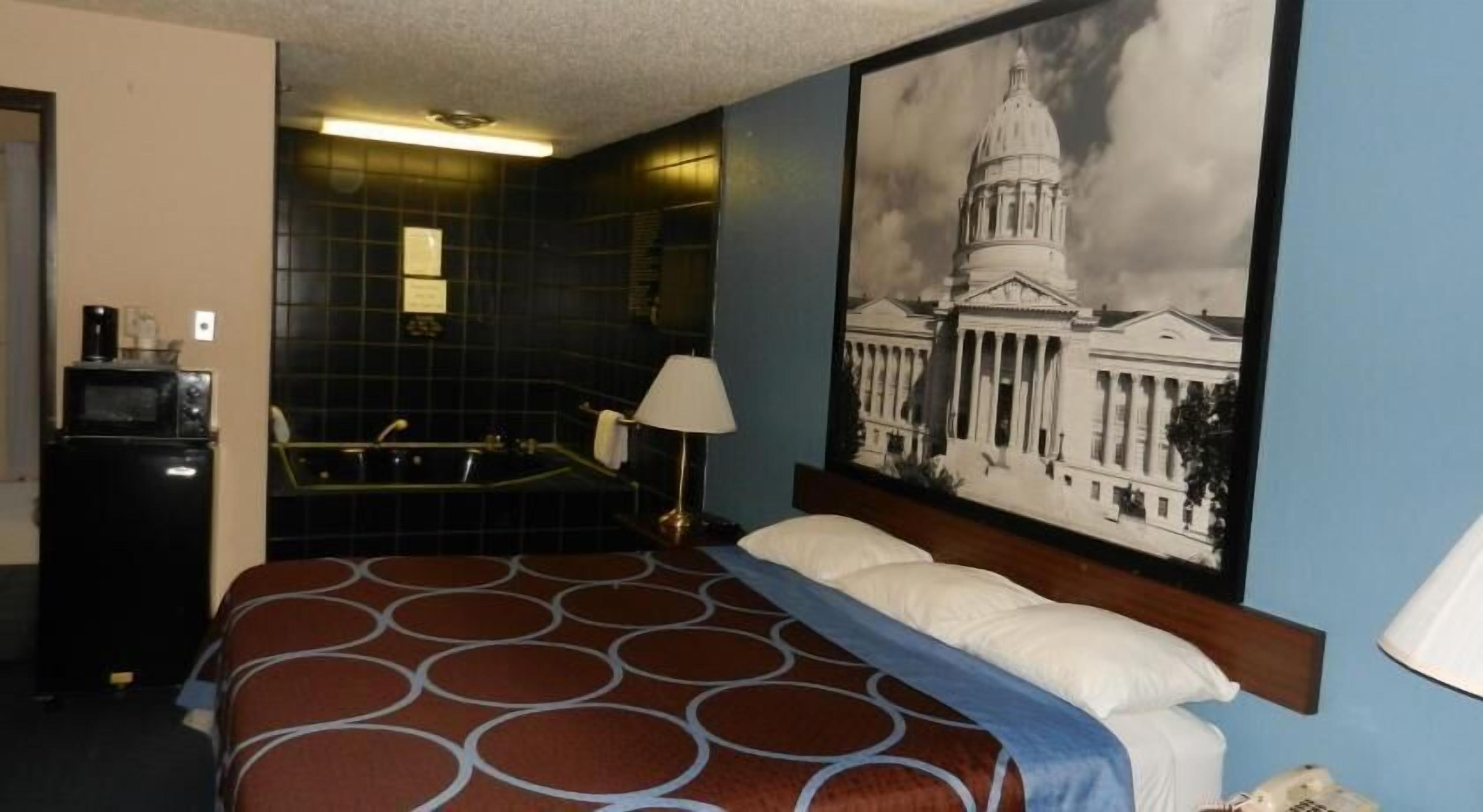 客房内保险箱、办公桌、遮光窗帘、熨斗/熨板