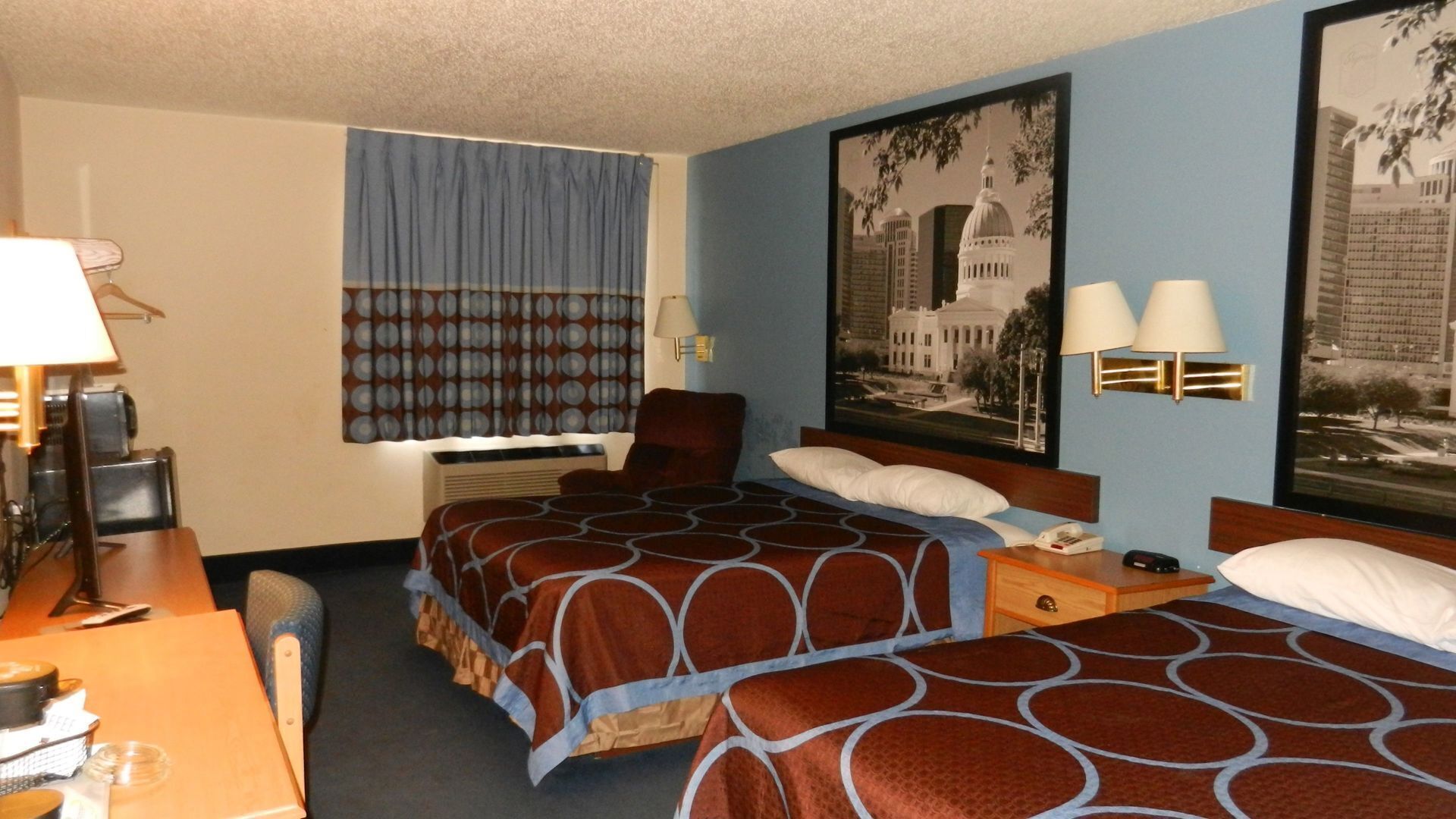 客房内保险箱、办公桌、遮光窗帘、熨斗/熨板