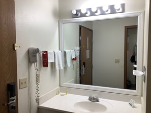 Hair dryer, towels - Super 8 by Wyndham Riverside/Kansas City (Riverside)