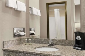 Douche, articles de toilette gratuits, serviettes fournies