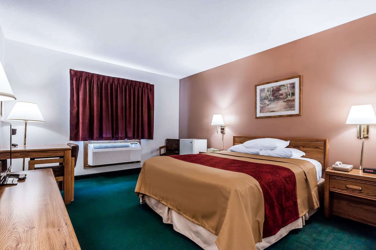 Room, 1 Queen Bed, Accessible, Non Smoking | Premium bedding, iron/ironing board, free WiFi, bed sheets