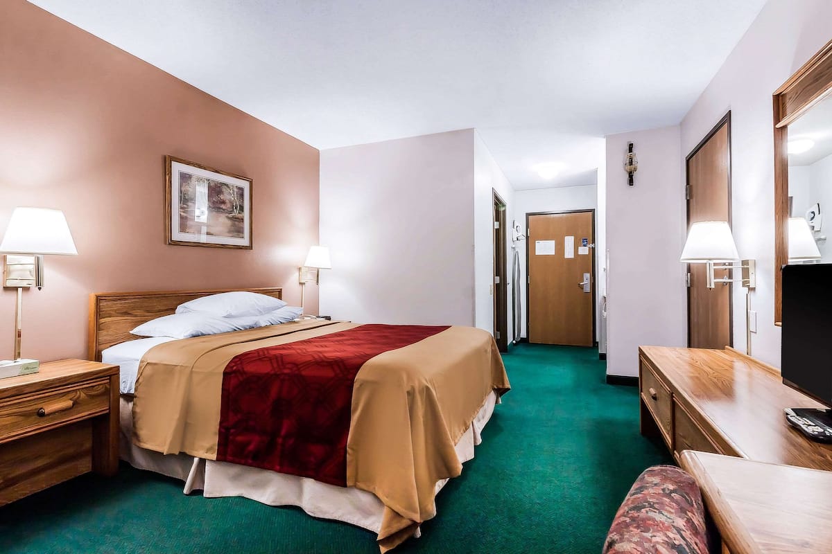 Standard Room, 1 Queen Bed, Non Smoking | Premium bedding, iron/ironing board, free WiFi, bed sheets