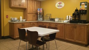 Breakfast area - Super 8 by Wyndham Kenmore/Buffalo/Niagara Falls Area (Buffalo)