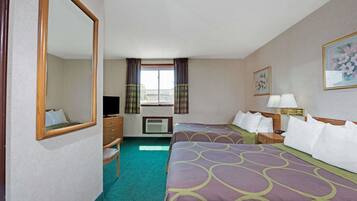 Habitación, 2 camas matrimoniales, para no fumadores | Escritorio, cortinas blackout y tabla de planchar con plancha