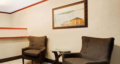 Super 8 by Wyndham Kenmore/Buffalo/Niagara Falls Area