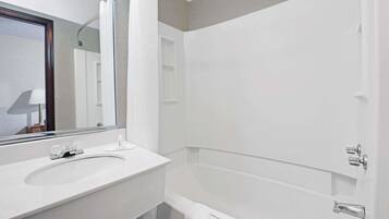 Tina con regadera, amenidades de baño gratuitas, secadora de cabello