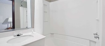 Super 8 by Wyndham Kenmore/Buffalo/Niagara Falls Area