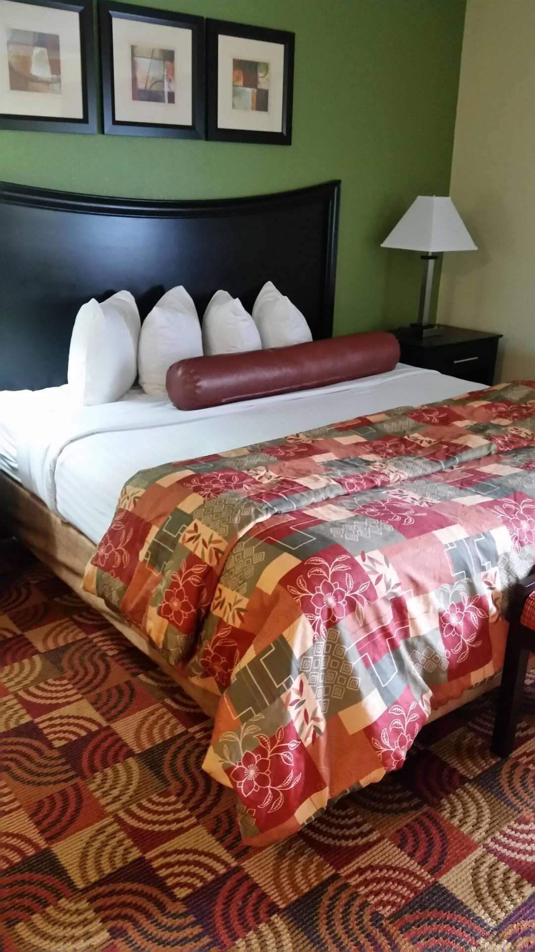 Ropa de cama de alta calidad, camas con pillow-top y escritorio 