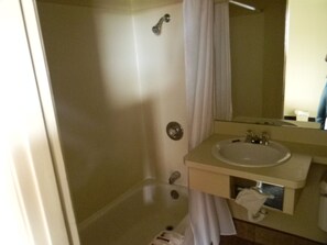 Desk, iron/ironing board, free WiFi, bed sheets - Lakeview Inn Centralia (Centralia)