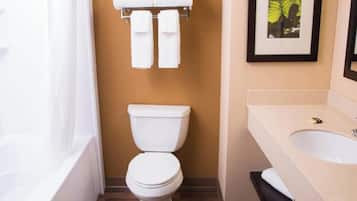 Combined shower/tub, free toiletries, towels