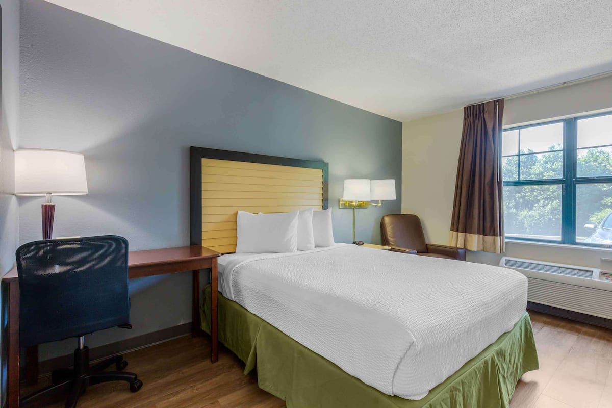 Studio, 1 Queen Bed, Non Smoking | Desk, iron/ironing board, free WiFi, bed sheets
