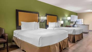 Chambre, 2 grands lits, non-fumeur, cuisine | Bureau, fer et planche à repasser, accès au Wi-Fi (inclus)