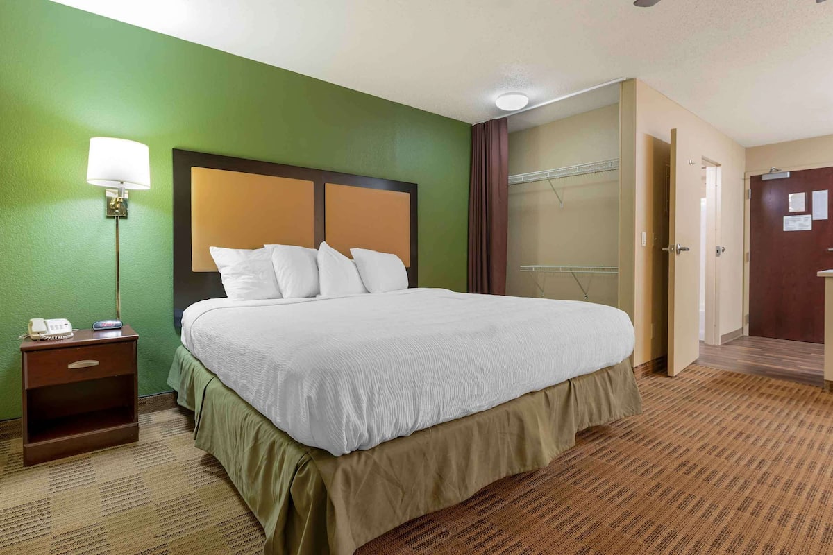 Habitación, 1 cama Queen size, para no fumadores (Kitchen, Modern) | Escritorio, tabla de planchar con plancha, wifi gratis y ropa de cama