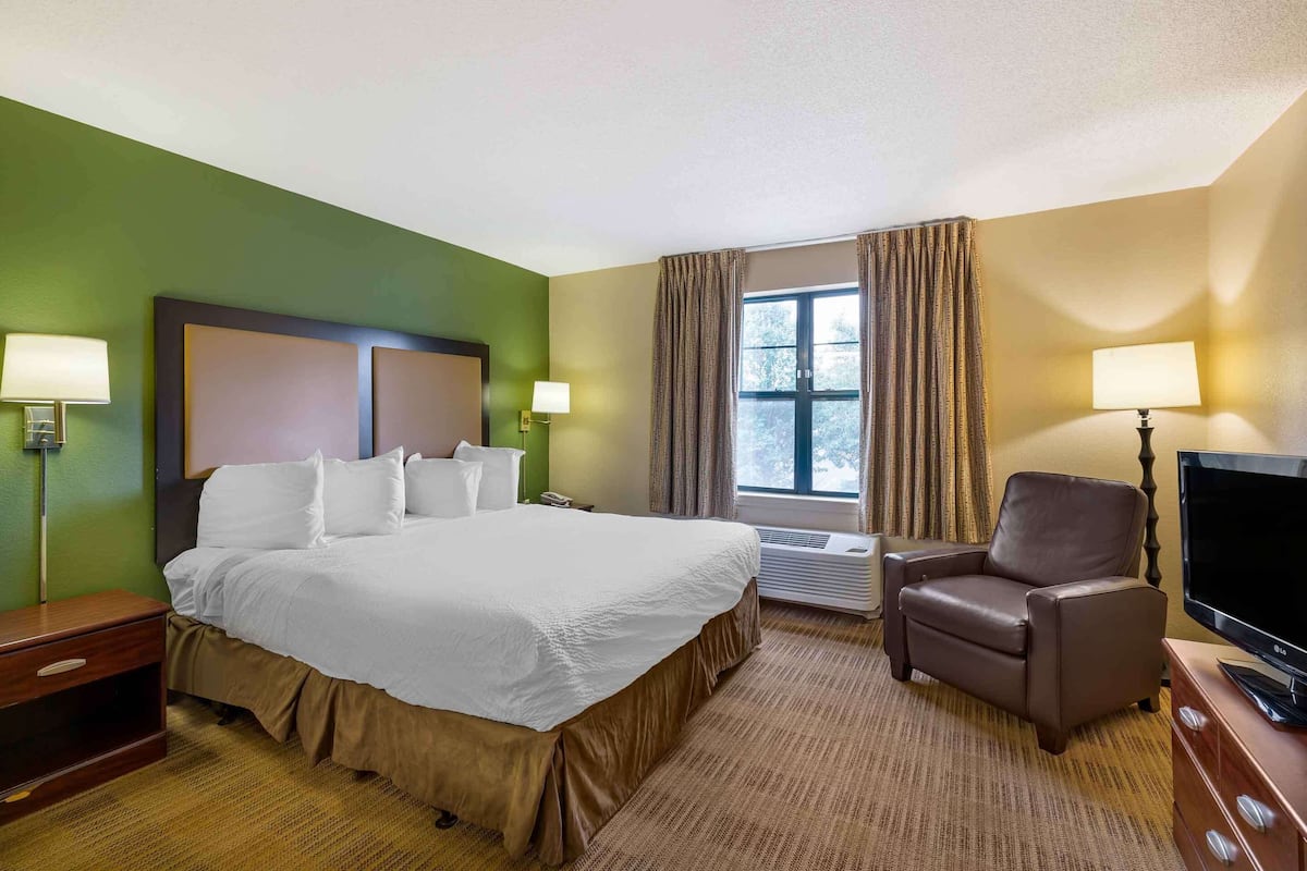 Studio, 1 King Bed, Non Smoking | Desk, iron/ironing board, free WiFi, bed sheets