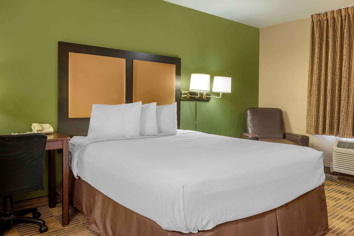 Escritorio, tabla de planchar con plancha, wifi gratis y ropa de cama