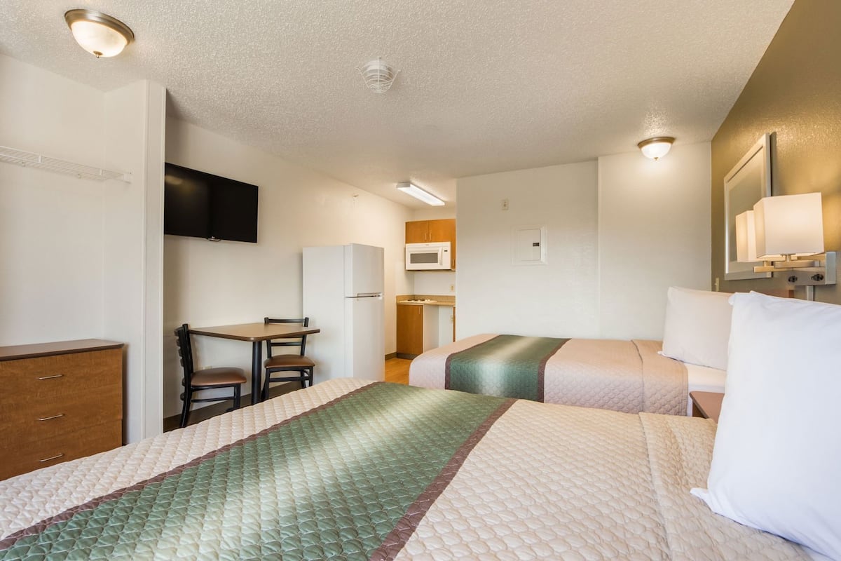 Desk, blackout drapes, free WiFi, bed sheets